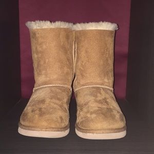 MEDIUM BROWN UGGS W/ BOWS